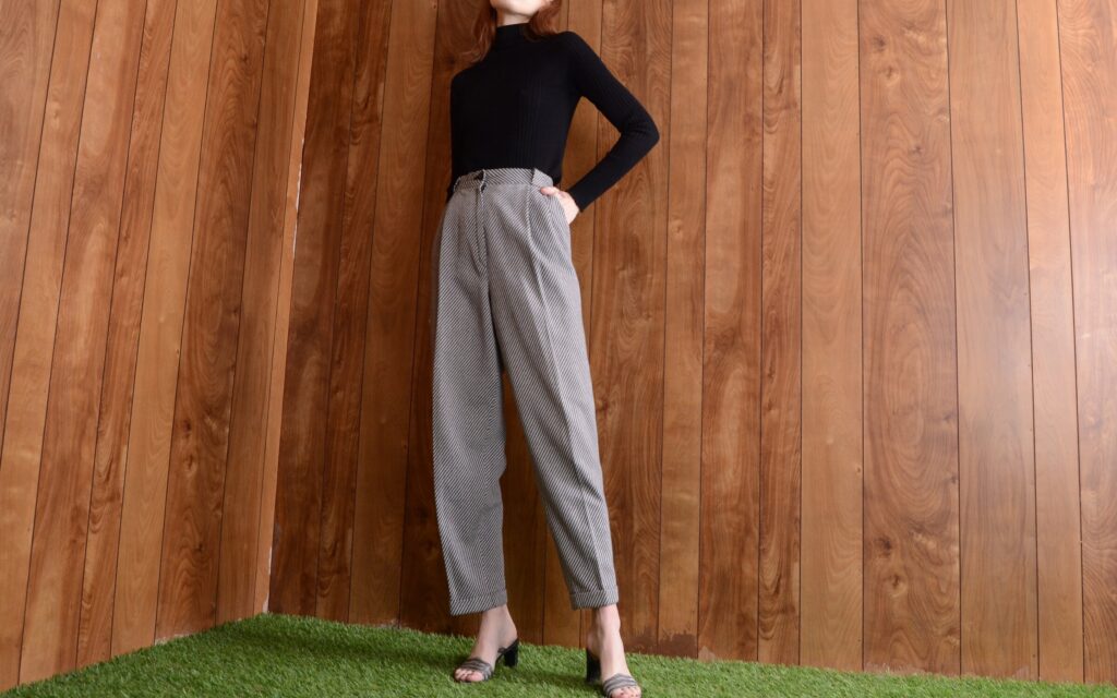 Peg trousers with button ending